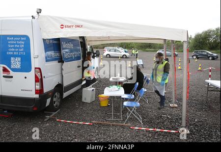 Le personnel du Scottish Ambulance Service est responsable d'une unité de test mobile Covid depuis un parking dans la région de Pollokshields à Glasgow. Glasgow et Moray restent dans les restrictions de niveau 3 malgré le passage du reste de l'Écosse continentale au niveau 2 lundi. Date de la photo: Mardi 18 mai 2021. Banque D'Images