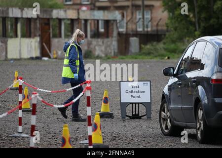 Le personnel du Scottish Ambulance Service est responsable d'une unité de test mobile Covid depuis un parking dans la région de Pollokshields à Glasgow. Glasgow et Moray restent dans les restrictions de niveau 3 malgré le passage du reste de l'Écosse continentale au niveau 2 lundi. Date de la photo: Mardi 18 mai 2021. Banque D'Images