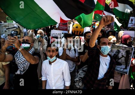 Madrid, Espagne. 18 mai 2021. Des manifestants portant des drapeaux et des pancartes palestiniens lors d'une manifestation devant l'ambassade d'Israël protestant contre les dernières attaques d'Israël contre le peuple palestinien. Credit: Marcos del Mazo/Alay Live News Banque D'Images