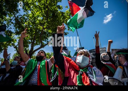 Madrid, Espagne. 18 mai 2021. Des manifestants portant des drapeaux et des pancartes palestiniens lors d'une manifestation devant l'ambassade d'Israël protestant contre les dernières attaques d'Israël contre le peuple palestinien. Credit: Marcos del Mazo/Alay Live News Banque D'Images