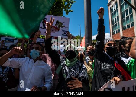 Madrid, Espagne. 18 mai 2021. Des manifestants portant des drapeaux et des pancartes palestiniens lors d'une manifestation devant l'ambassade d'Israël protestant contre les dernières attaques d'Israël contre le peuple palestinien. Credit: Marcos del Mazo/Alay Live News Banque D'Images