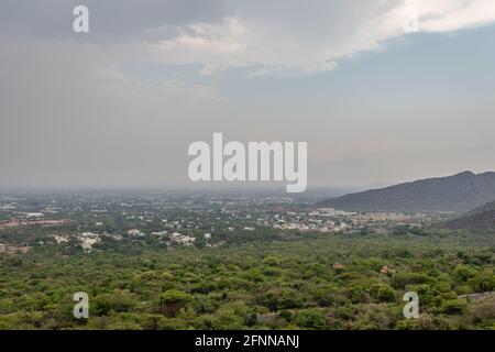 Vue sur la ville depuis le sommet de la colline l'image est prise du temple de marudhmalai qui est à coimbatore tamilnadu inde. Banque D'Images