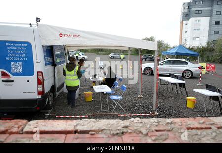 Le personnel du Scottish Ambulance Service est responsable d'une unité de test mobile Covid depuis un parking dans la région de Pollokshields à Glasgow. Glasgow et Moray restent dans les restrictions de niveau 3 malgré le passage du reste de l'Écosse continentale au niveau 2 lundi. Date de la photo: Mardi 18 mai 2021. Banque D'Images