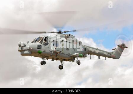 Royal Navy Westland Lynx HAS.8 hélicoptère ZD260 volant à Royal International Air Tattoo, RIAT, RAF Fairford, Royaume-Uni. 815 Escadron naval Banque D'Images