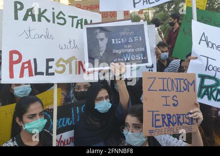 Des étudiants palestiniens et pakistanais de différents établissements d'enseignement et membres de la société civile tiennent des pancartes participant à une manifestation de protestation en faveur de la Palestine et contre les attaques d'Israël contre le palestinien à Liberty Chowk à Lahore, au Pakistan, le 17 mai 2021. (Photo de Rana Sajid Hussain/Pacific Press/Sipa USA) Banque D'Images