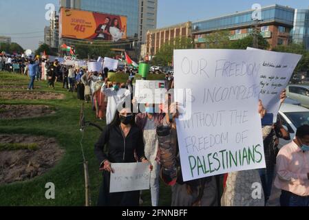 Des étudiants palestiniens et pakistanais de différents établissements d'enseignement et membres de la société civile tiennent des pancartes participant à une manifestation de protestation en faveur de la Palestine et contre les attaques d'Israël contre le palestinien à Liberty Chowk à Lahore, au Pakistan, le 17 mai 2021. (Photo de Rana Sajid Hussain/Pacific Press/Sipa USA) Banque D'Images