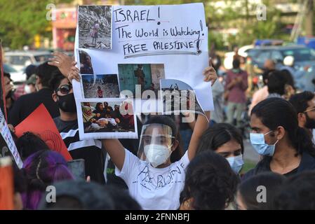 Des étudiants palestiniens et pakistanais de différents établissements d'enseignement et membres de la société civile tiennent des pancartes participant à une manifestation de protestation en faveur de la Palestine et contre les attaques d'Israël contre le palestinien à Liberty Chowk à Lahore, au Pakistan, le 17 mai 2021. (Photo de Rana Sajid Hussain/Pacific Press/Sipa USA) Banque D'Images