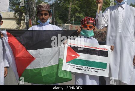 Des étudiants palestiniens et pakistanais de différents établissements d'enseignement et membres de la société civile tiennent des pancartes participant à une manifestation de protestation en faveur de la Palestine et contre les attaques d'Israël contre le palestinien à Liberty Chowk à Lahore, au Pakistan, le 17 mai 2021. (Photo de Rana Sajid Hussain/Pacific Press/Sipa USA) Banque D'Images