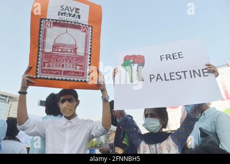 Des étudiants palestiniens et pakistanais de différents établissements d'enseignement et membres de la société civile tiennent des pancartes participant à une manifestation de protestation en faveur de la Palestine et contre les attaques d'Israël contre le palestinien à Liberty Chowk à Lahore, au Pakistan, le 17 mai 2021. (Photo de Rana Sajid Hussain/Pacific Press/Sipa USA) Banque D'Images