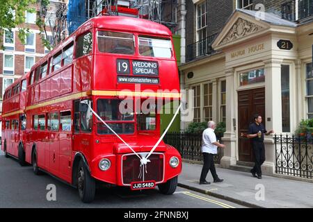 Londres, Royaume-Uni - 9 JUILLET 2016 : bus historique à impériale Routemaster loué pour un mariage à Londres, Royaume-Uni. Le bus a été fabriqué en 1954-68. Banque D'Images