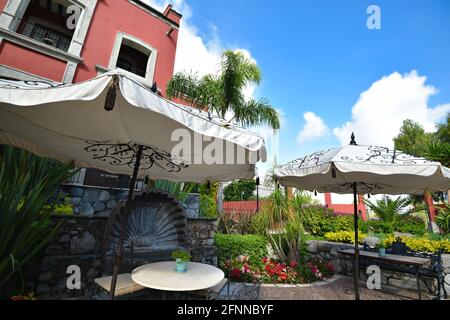 Paysage avec vue panoramique sur le café, terrasse et jardins de l'hôtel Rosewood 5 étoiles à San Miguel de Allende, Guanajuato Mexique. Banque D'Images