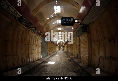 Naplouse. 18 mai 2021. Les magasins sont fermés lors d'une grève générale dans la ville de Naplouse, en Cisjordanie, le 18 mai 2021. Une grève générale est observée mardi dans les villes de Cisjordanie pour protester contre les frappes aériennes d'Israël sur la bande de Gaza. Credit: Ayman Nobani/Xinhua/Alamy Live News Banque D'Images