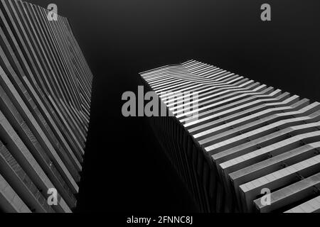 Image en noir et blanc d'un immeuble de condominium sous un angle bas. Toronto Ontario Canada Banque D'Images