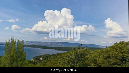 Vue sur l'île de Hvar depuis les montagnes et la côte. Image panoramique de la vieille route de montagne à Hvar. Banque D'Images