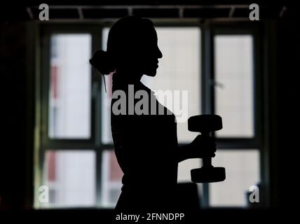 (210518) -- URUMQI, 18 mai 2021 (Xinhua) -- photo prise le 2 mai 2021 montre Aliya Rozi dans un club de fitness à Urumqi, dans la région autonome de Xinjiang Uygur, dans le nord-ouest de la Chine. Aliya Rozi, 25 ans, a défié ses parents ainsi que les coutumes locales en devenant instructeur à temps plein dans un club de fitness dans la capitale régionale Urumqi en 2016, après avoir obtenu son diplôme d'études supérieures. POUR ALLER AVEC 'profil: Femme instructeur de fitness casse le stéréotype dans Xinjiang (Xinhua/Hu Huhu) Banque D'Images