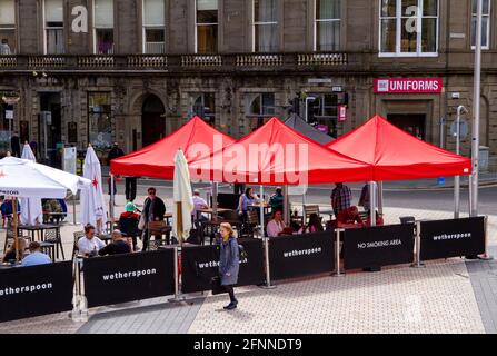 Dundee, Tayside, Écosse, Royaume-Uni. 18 mai 2021. Météo au Royaume-Uni : soleil de printemps chaud dans le nord-est de l'Écosse avec des températures atteignant 15°C. Les restrictions de verrouillage de Covid-19 sont désormais assouplies au niveau 2 à Dundee en voyant les gens profiter des nouvelles réglementations assouplies et en socialisant à l'intérieur et à l'extérieur des pubs locaux. Les restrictions de niveau 2 permettent aux pubs Dundee de rester ouverts pour affaires jusqu'à 22h30. Les clients peuvent profiter du temps pour boire et manger à la maison publique J.D Wetherspoon's Counting House. Crédit : Dundee Photographics/Alamy Live News Banque D'Images