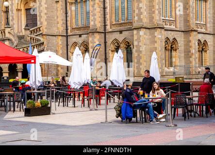 Dundee, Tayside, Écosse, Royaume-Uni. 18 mai 2021. Météo au Royaume-Uni : soleil de printemps chaud dans le nord-est de l'Écosse avec des températures atteignant 15°C. Les restrictions de verrouillage de Covid-19 sont désormais assouplies au niveau 2 à Dundee en voyant les gens profiter des nouvelles réglementations assouplies et en socialisant à l'intérieur et à l'extérieur des pubs locaux. Les restrictions de niveau 2 permettent aux pubs Dundee de rester ouverts pour affaires jusqu'à 22h30. Les clients peuvent profiter du temps pour boire et manger à la maison publique J.D Wetherspoon's Counting House. Crédit : Dundee Photographics/Alamy Live News Banque D'Images