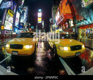2005 TAXIS JAUNES HISTORIQUES (©FORD MOTOR CO 2000) TIMES SQUARE MIDTOWN MANHATTAN NEW YORK CITY USA Banque D'Images