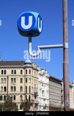 VIENNE, AUTRICHE - 6 SEPTEMBRE 2011 : panneau de la station de métro à Vienne. Avec ses 534 millions de passagers par an (2010), le U-Bahn de Vienne est le 20e plus grand réseau métropolitain de l'année Banque D'Images