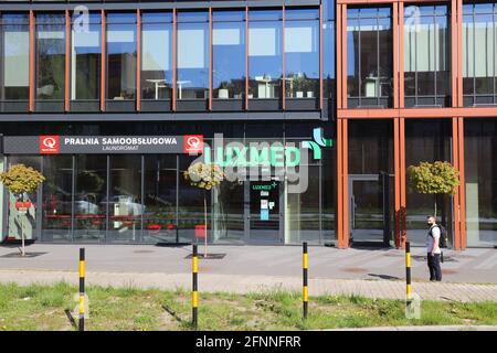 GLIWICE, POLOGNE - 11 MAI 2021 : clinique de santé privée Luxmed dans la ville de Gliwice en Pologne. Lux Med est une société privée polonaise de soins de santé Banque D'Images