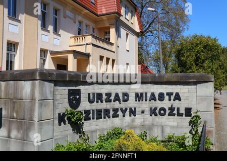KEDZIERZYN-KOZLE, POLOGNE - 11 MAI 2021 : hôtel de ville (en polonais : Urzad Miasta) à Kedzierzyn-Kozle, Pologne. Kedzierzyn-Kozle est la deuxième plus grande ville d'OPO Banque D'Images