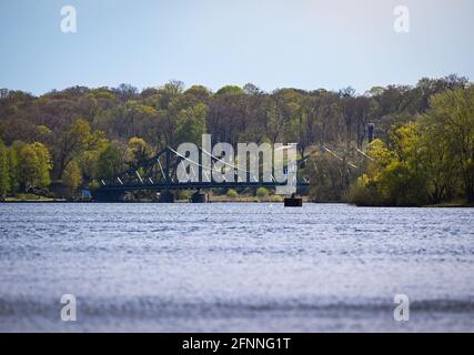 Potsdam, Allemagne. 05e mai 2021. Vue depuis la rive de la Jungfernsee jusqu'au pont Glienicker. Credit: Soeren Stache/dpaZentralbild/dpa/Alay Live News Banque D'Images