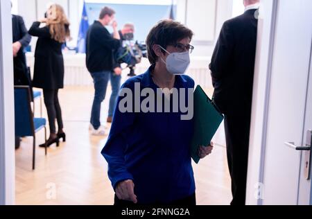 Berlin, Allemagne. 18 mai 2021. Annegret Kramp-Karrenbauer (CDU), ministre de la Défense, quitte la conférence de presse pour présenter les plans de la Bundeswehr du futur. Credit: Kay Nietfeld/dpa/Alay Live News Banque D'Images