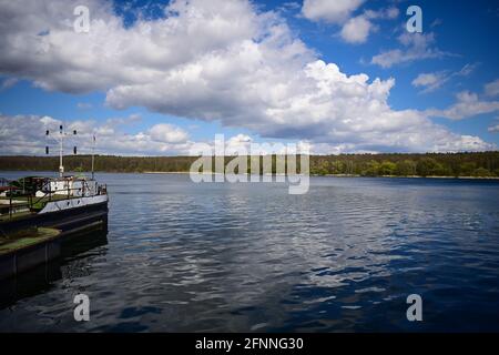 Potsdam, Allemagne. 05e mai 2021. Le ciel bleu et les nuages blancs sont reflétés par l'eau de la Jungfernsee. Credit: Soeren Stache/dpaZentralbild/dpa/Alay Live News Banque D'Images