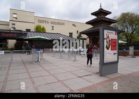 Hambourg, Allemagne. 18 mai 2021. Les visiteurs attendent d'être admis au zoo de Hagenbeck. Le zoo est de nouveau ouvert depuis la fin du mois d'avril. Credit: Marcus Brandt/dpa/Alay Live News Banque D'Images