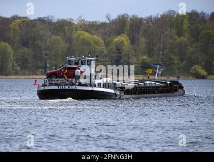 Potsdam, Allemagne. 05e mai 2021. Le navire de transport à moteur (GMS) 'Thekla' traverse la Jungfernsee. Credit: Soeren Stache/dpaZentralbild/dpa/Alay Live News Banque D'Images