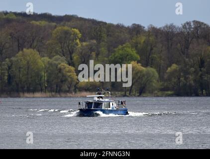 Potsdam, Allemagne. 05e mai 2021. Un bateau de la police des eaux traverse la Jungfernsee. Credit: Soeren Stache/dpaZentralbild/dpa/Alay Live News Banque D'Images