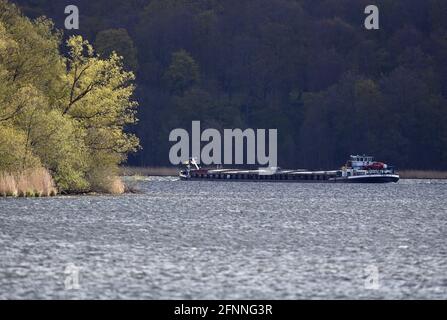 Potsdam, Allemagne. 05e mai 2021. Le navire de transport à moteur (GMS) 'Thekla' traverse la Jungfernsee et tourne à gauche dans la Havel. Credit: Soeren Stache/dpaZentralbild/dpa/Alay Live News Banque D'Images