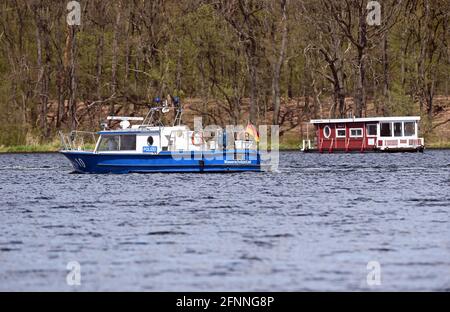 Potsdam, Allemagne. 05e mai 2021. Un bateau de la police des eaux passe une péniche sur la Jungfernsee. Credit: Soeren Stache/dpaZentralbild/dpa/Alay Live News Banque D'Images