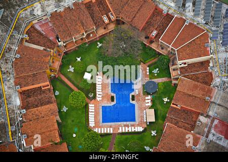 Vue aérienne de l'hôtel 4 étoiles Real de Minas avec la grande piscine au milieu des jardins de San Miguel de Allende, Guanajuato Mexique. Banque D'Images