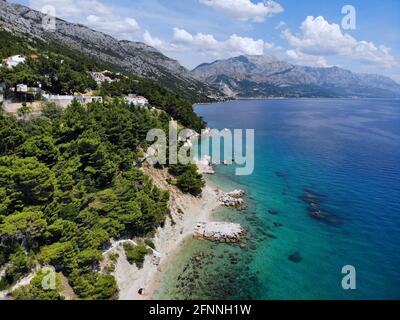 Dalmatie - Croatie drone photo paysage aérien. Mimice Marusici et la ville avec les montagnes de Biokovo. Banque D'Images