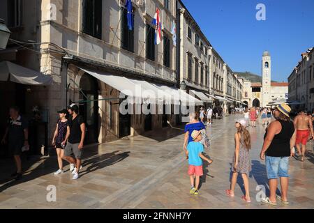 DUBROVNIK, CROATIE - 26 JUILLET 2019 : les touristes visitent la rue Stradun pavée de calcaire poli dans la vieille ville de Dubrovnik, un site classé au patrimoine mondial de l'UNESCO. Banque D'Images