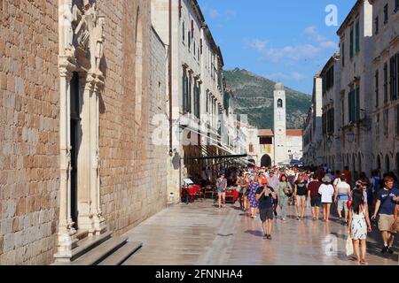 DUBROVNIK, CROATIE - 26 JUILLET 2019 : les touristes visitent la rue Stradun pavée de calcaire poli dans la vieille ville de Dubrovnik, un site classé au patrimoine mondial de l'UNESCO. Banque D'Images