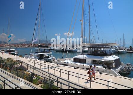 SPLIT, CROATIE - 20 JUILLET 2019 : yachts et voiliers amarrés à la marina de Split. La Croatie comptait 18.4 millions de visiteurs touristiques en 2018. Banque D'Images