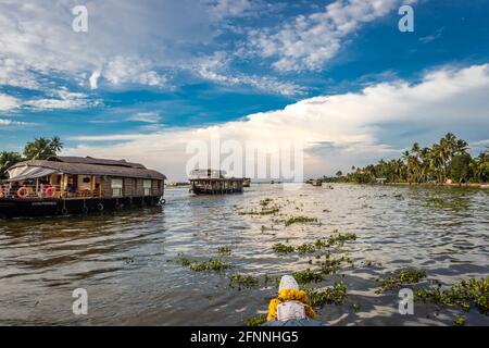 Péniche dans l'arrière-plan avec ciel bleu et nuages blancs image est prise à alleppey kerala inde. Il montre la beauté étonnante d'alleppey. Banque D'Images