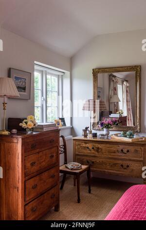 Miroir encadré doré au-dessus de la coiffeuse avec colonne dans un cottage victorien du XIXe siècle. Banque D'Images