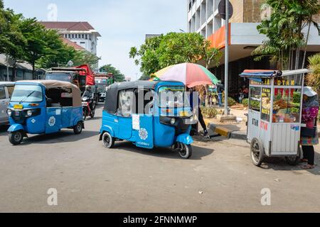 Jakarta, Indonésie - novembre 2017 : tuk Tuk, pousse-pousse motorisé, dans le centre-ville de Jakarta. Le pousse-pousse est une forme commune de transport en commun en Asie du Sud-est Banque D'Images