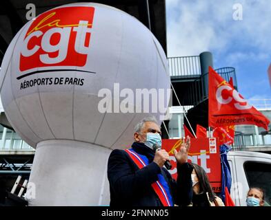 Président du Conseil départemental du Val de Marne Christian Fier lors de la manifestation à l'aéroport d'Orly, terminal 4, pour appeler à une reprise de l'activité sans licenciements. Entre autres choses, les employés demandent la fin immédiate des licenciements, une augmentation des salaires et des minima sociaux, ou même une reprise de l'activité sans perte de salaire et augmentation de la charge de travail. Photo par Karim ait Adjedjou/avenir Pictures/ABACAPRESS.COM Banque D'Images
