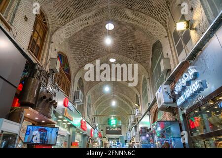 Ispahan, Iran - juin 2018 : Ispahan Bazar sur la place de l'Imam à Ispahan, Iran. Le Bazar d'Isfahan est une attraction touristique populaire. Banque D'Images
