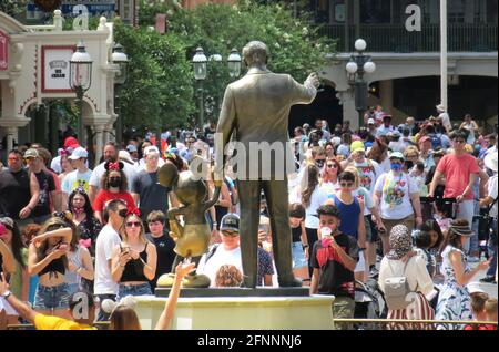 Les clients se rassemblent à la statue « partenaires » devant le château de Cendrillon, au Magic Kingdom, à Walt Disney World, à Lake Buena Vista, Floride, le lundi 17 mai 2021. Après que Disney Co. A assoupli les exigences de masque facial pendant le week-end. Les clients peuvent se rendre sans tâche dans les zones extérieures des parcs. Les attractions intérieures, les boutiques et le transport de Disney au centre de villégiature nécessitent toujours des masques. (Photo de Joe Burbank/Orlando Sentinel/TNS/Sipa USA) Banque D'Images