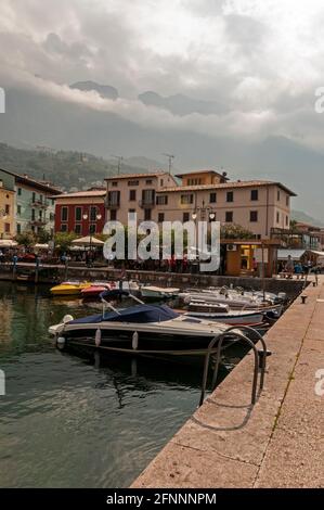 Il porto d'inverno (port) Et port de plaisance dans la ville médiévale de Malcesine sur le Rive est du lac de Garde dans la région de Vénétie de nord de l'Italie Banque D'Images