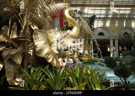 Un éléphant d'or vaporisant de l'eau dans une piscine au Bellagio Conservatory and Botanical Gardens à Las Vegas, Nevada. Banque D'Images