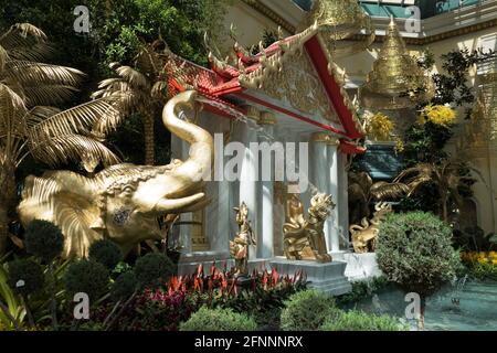 Un éléphant d'or vaporisant de l'eau dans une piscine au Bellagio Conservatory and Botanical Gardens à Las Vegas, Nevada. Banque D'Images