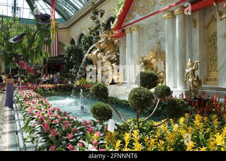 Un éléphant d'or vaporisant de l'eau dans une piscine au Bellagio Conservatory and Botanical Gardens à Las Vegas, Nevada. Banque D'Images