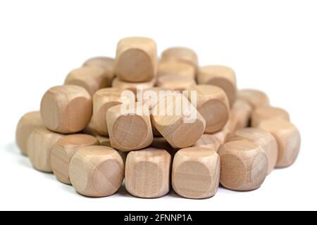 Beaucoup de cubes de bois sur fond blanc Banque D'Images