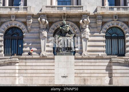 Almeida-Garrett-Denkmal vor dem Rathaus Paços de Concelho à Porto, Portugal, Europa | Almeida Garrett monument à l'Hôtel de ville de Porto Paços de Concel Banque D'Images